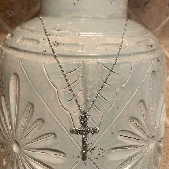 James Avery Retired Harvest Cross Pendant and Chain 19.5 Inches - Picture 4 of 13